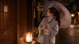 夜の金沢・ひがし茶屋街で、薄紫色の和傘を差して微笑む浴衣姿の女性